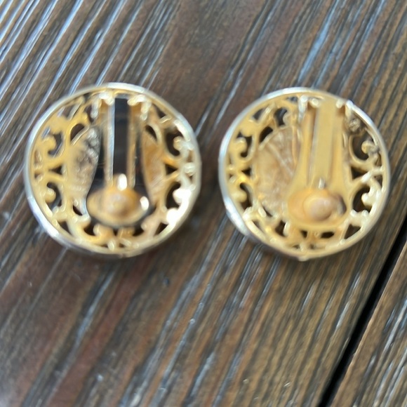 Peach swirl gold scroll large round clip on earrings - Picture 3 of 6